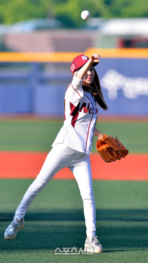 [SS포토]시구 박준금 '남편 내볼을 피해보시지'