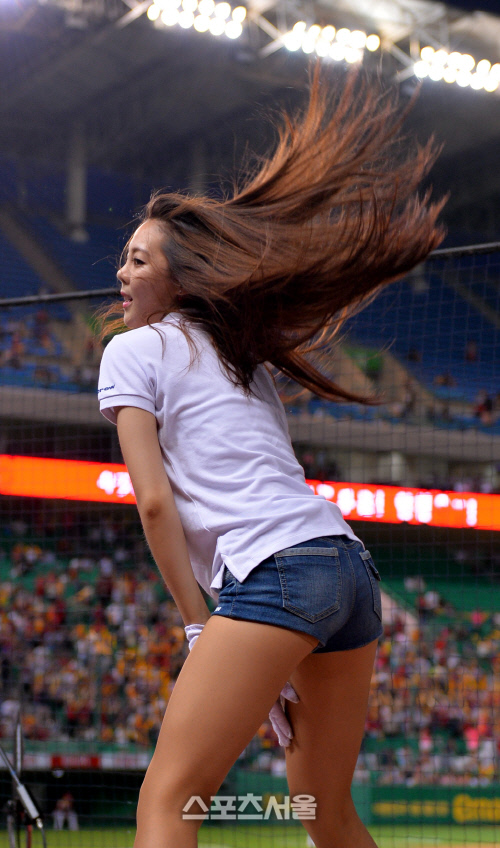 [SS포토]SK 문학여신 차영현 '뒤태가 끝내주죠?'