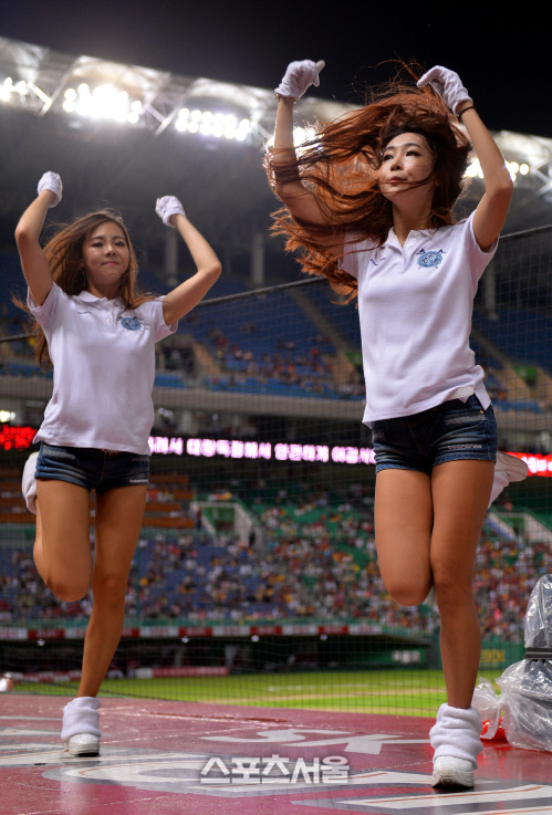 [SS포토]SK 치어리더 '오늘은 역전승!'