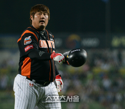 [SS포토] 롯데 최준석, 또 뜬공이야...