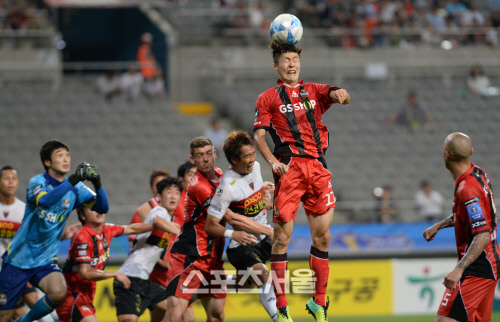 [SS포토] FC서울 고명진, 머리에 그냥 딱!