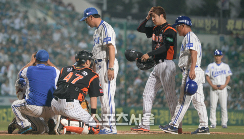 [SS포토] 롯데 장원준, 고의는 아니었는데...