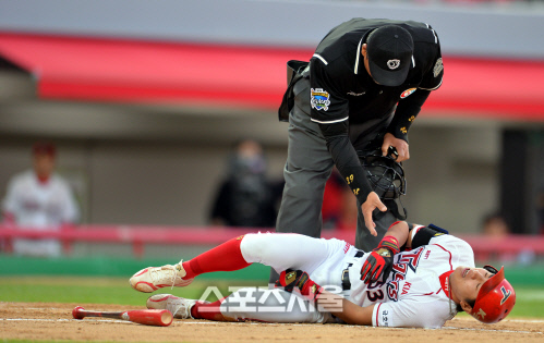 [SS포토]손등에 볼맞은 이대형 '그래도 경기는'