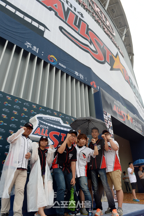 [SS포토] KT 서포터즈 카이저스 '경기 순연 아쉽지만'