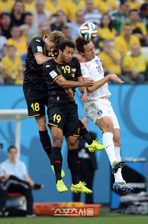 [SS포토]김신욱이 뜨면 두 명의 수비수가