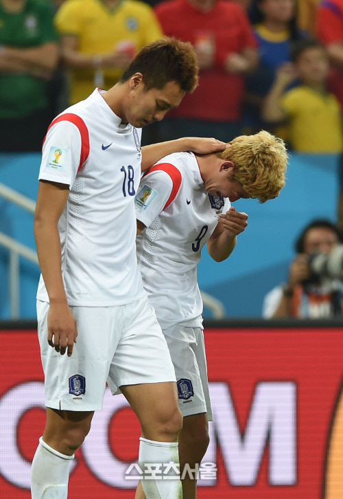 [SS포토]손흥민 달래는 김신욱, '울지마...'