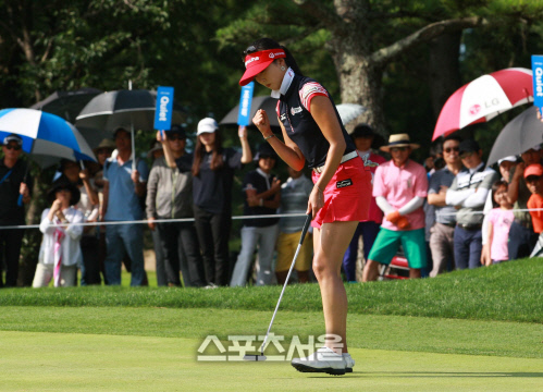 우승확정후 주먹 불끈쥐는 윤채영