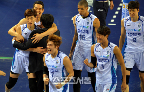 [SS포토]환호하는삼성신치용감독'사위!오늘끝내주는데'