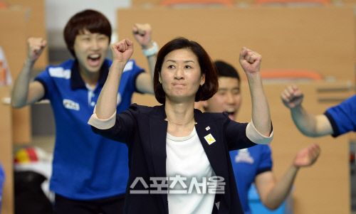 [SS포토]  데뷔승 거두는 흥국생명 박미희 감독