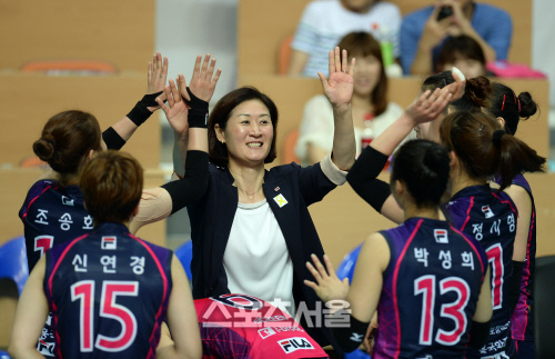 [SS포토]  데뷔전 승리 박미희 감독 '기분 좋은 출발이야'