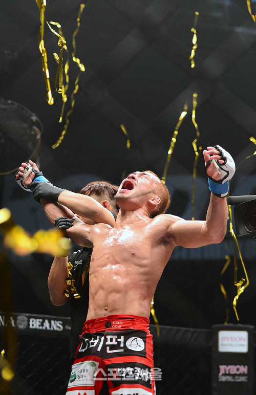 [SS포토]로드FC 초대 플라이급 챔피언 조남진, '꽃가를 내게 뿌려라'