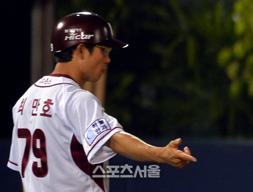 [SS포토]32호 홈런 박병호 '최만호 코치와 무승부'