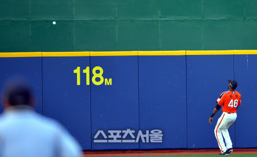 [SS포토]김민성 홈런타구 보는 피에 '야구의 신이 와도 못잡아'