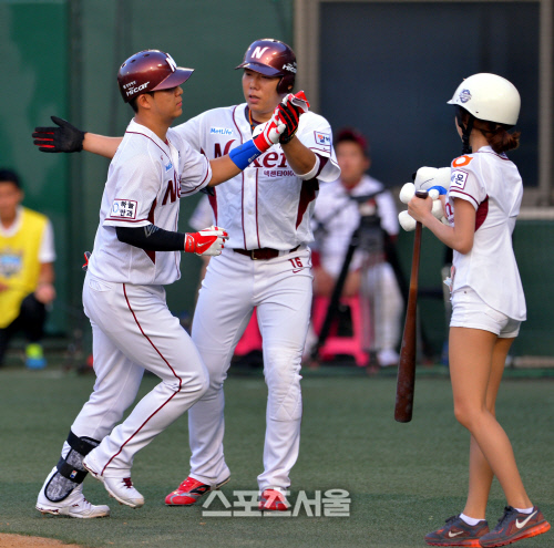 [SS포토]강정호 축하받는 김민성 '브로커 제대로 해줄거지?'