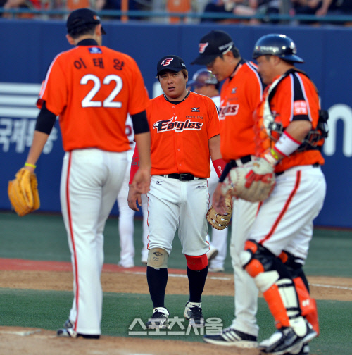 [SS포토]추가실점 빌미 제공한 김태균 '미안혀~~'