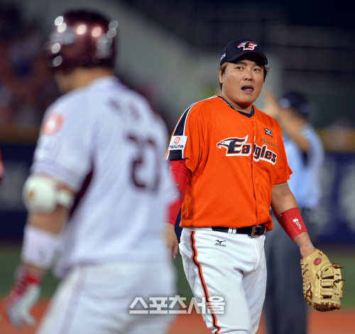 [SS포토]3안타 박동원 쳐다보는 김태균 '부러워'