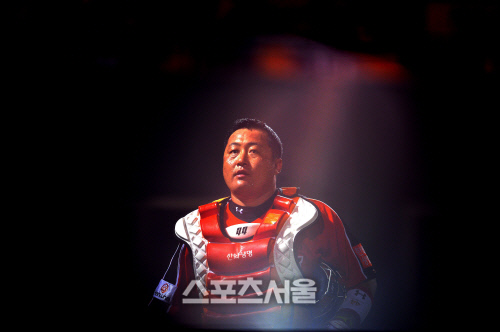 [SS포토]땀이 송글송글 조인성 '포수들 무더위에 죽을 맛'