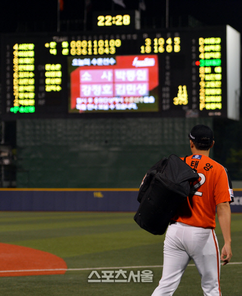 [SS포토]AG대표 이태양 '쓸쓸한 발길'