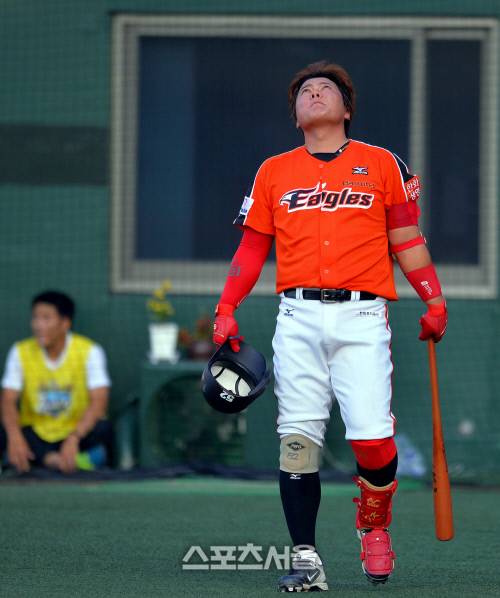 [SS포토]찬스에 들어서는 김태균 '하늘이여 제게 안