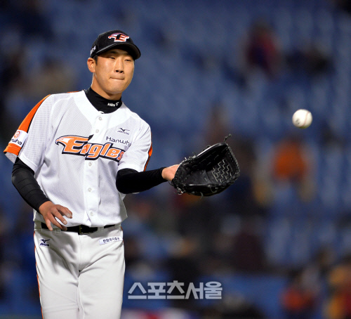 [SS포토]마무리 변신 김혁민 '이게 나의 첫 세이브 볼!'