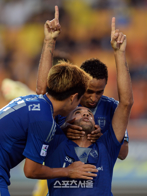 [SS포토] 산토스 '나도 곧 넣을게'