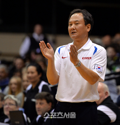 [SS포토]농구대표팀 유재학 감독 '끈기를 보여줘'