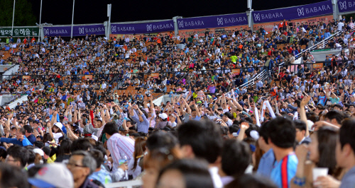 [SS포토]200만 돌판 눈앞 프로야구관중 '파도응원 펼치며'