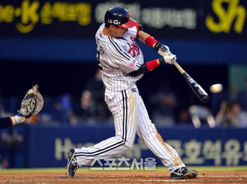 [SS포토]선제타점 올리는 손주인 '딱~~'