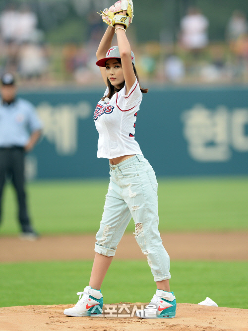 [SS포토]몸매 뽐내며 시구하는 가수 홍진영