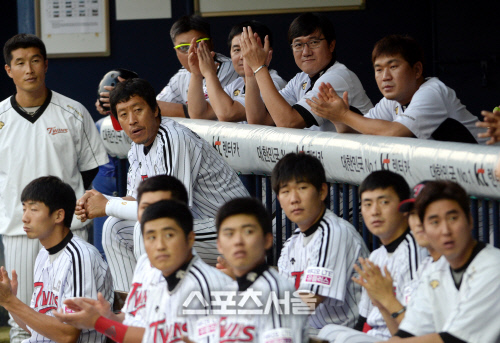 [SS포토] 돌아온 이병규, LG 덕아웃의 무게 중심!