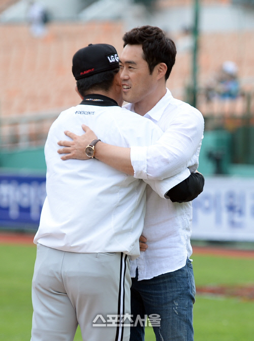 [SS포토] 은퇴식 앞둔 조성환 '양상문 감독님 감사했습니다'