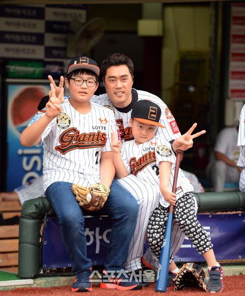 [SS포토] 은퇴식 앞둔 조성환 '가족은 나의 힘'