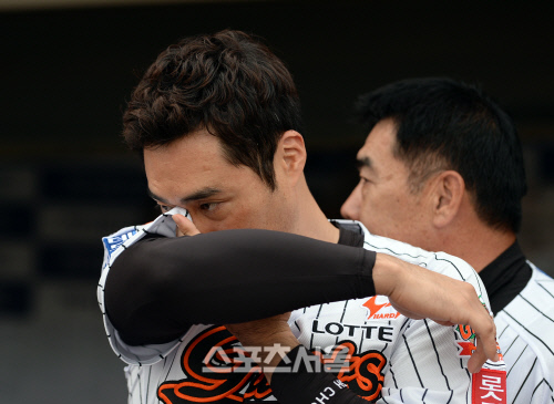 [SS포토] 눈물 닦는 조성환 '은퇴식 하기도 전에 눈물이'