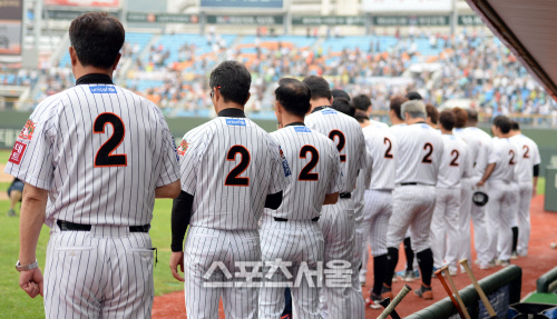 [SS포토] 은퇴하는 조성환을 기리며 '2'를 단 롯데