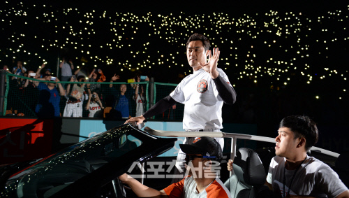 [SS포토] 은퇴 조성환 '그동안 응원 감사했습니다'