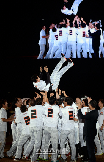 [SS포토] 롯데 선수들이 쏘아 올린 '영원한 캡틴' 조성환