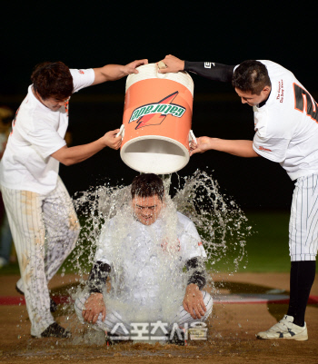 [SS포토] 은퇴 조성환 '은퇴식 마무리는 얼음 세레로'