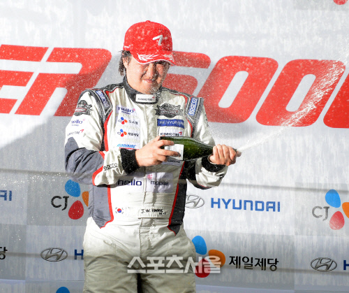 [SS포토]슈퍼레이스 '슈퍼 6000' 우승한 황진우, '샴페인세례가 좋아요~'