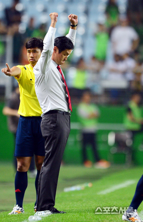 [SS포토]최용수 감독, 독수리가 사냥꾼을 잡았어