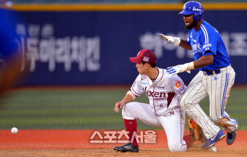 [SS포토]2루도루 나바로 '건창! 글러브 비었어'