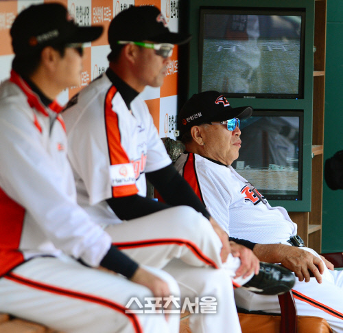 [SS포토] 한화 김응용 감독, 음...코치도 없고...