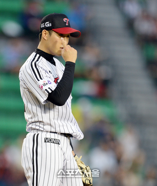 [SS포토] 내야안타 허용 신정락 '수비마저 안 도와주네'