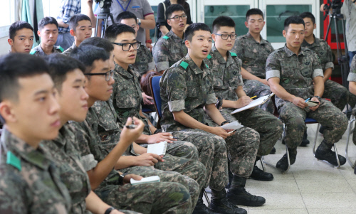 1일부터 병사 평일 면회 허용-공용 휴대폰 보급