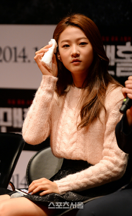 [SS포토] '맨홀' 김새론 '긴장되니 땀이'