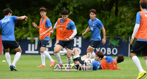 [SS포토]혼전 중 볼 차지하는 손흥민