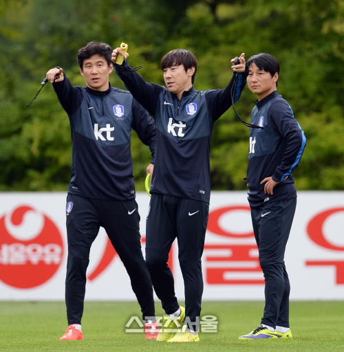 [SS포토] A매치 이끄는 신태용 코치 '어깨가 무겁습니다'