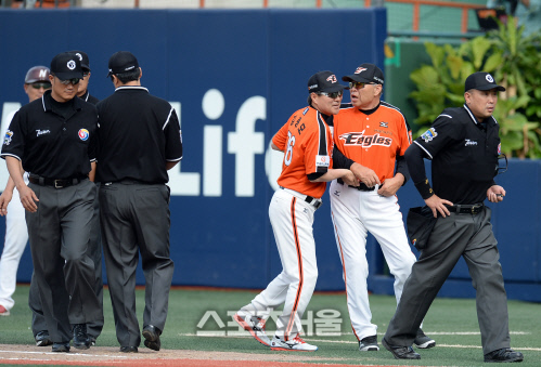 [SS포토] 김종모 코치 '감독님, 들어가시죠'