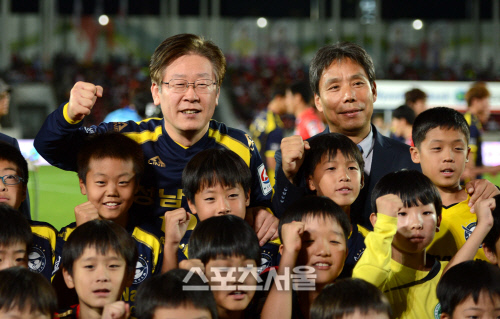 [SS포토]성남 이재명시장, '성남축구, 파이팅!'
