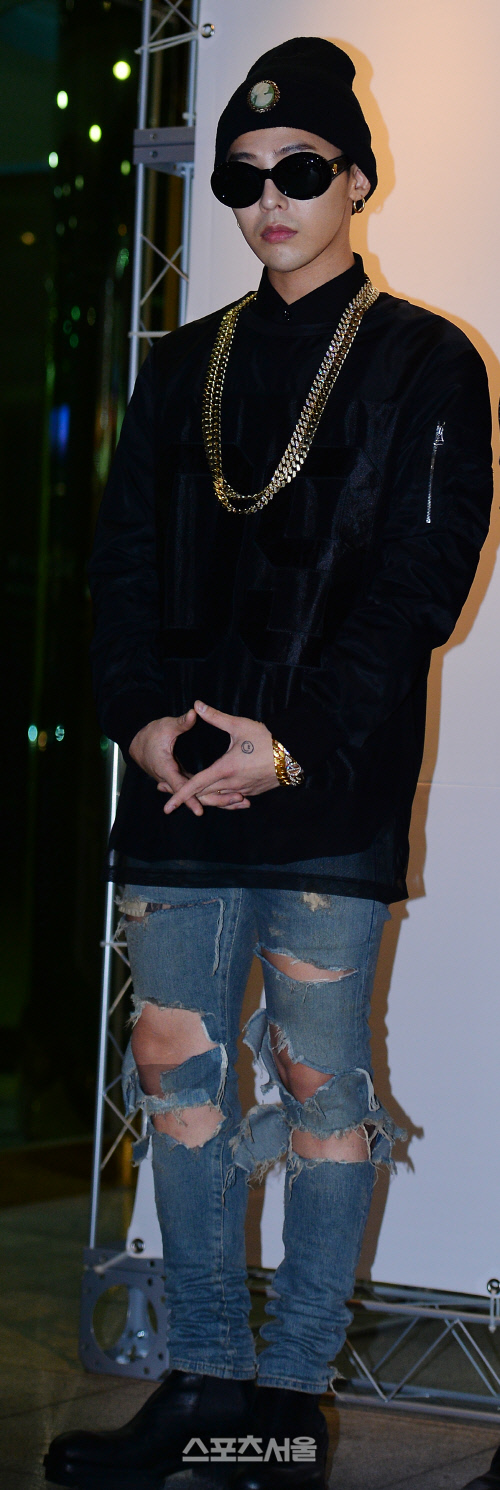[SS포토] 빅뱅 지드래곤, 찢어진 청바지+블랙 아이템 '시크 패션 완성'