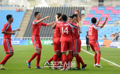 [SS포토]북한 심현진 선제골, 응원해주세요!